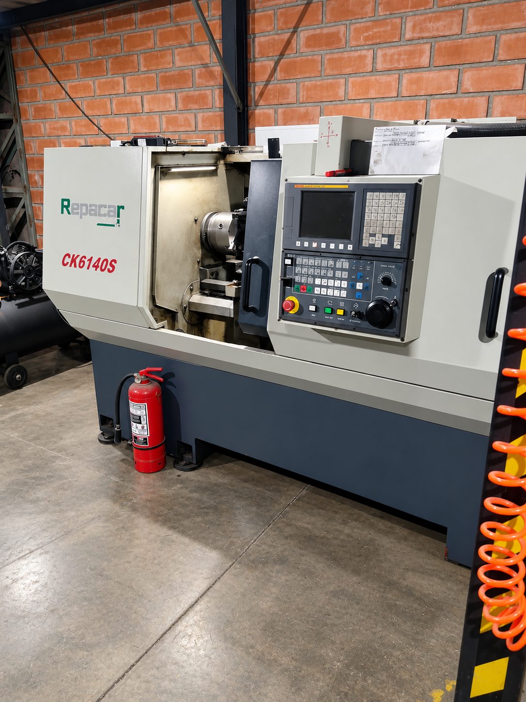 Torno CNC Repacar CK6140S para mecanizado de precisión en PlasticMarket, Santiago